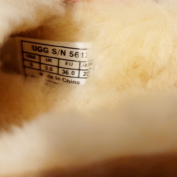 Ugg Dakota Moccasins - Picture 13 of 16